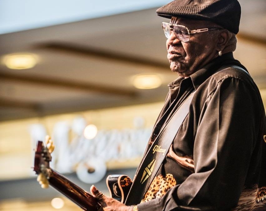 Parceiro de Buddy Guy toca em Blumenau