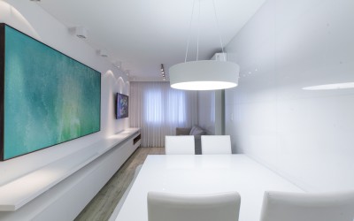 Revestimentos e móveis em branco ampliam apartamento de 60 m²
