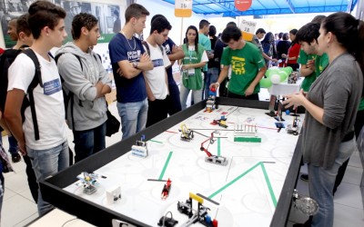 SENAI promove centenas de oficinas gratuitas no Vale do Itajaí