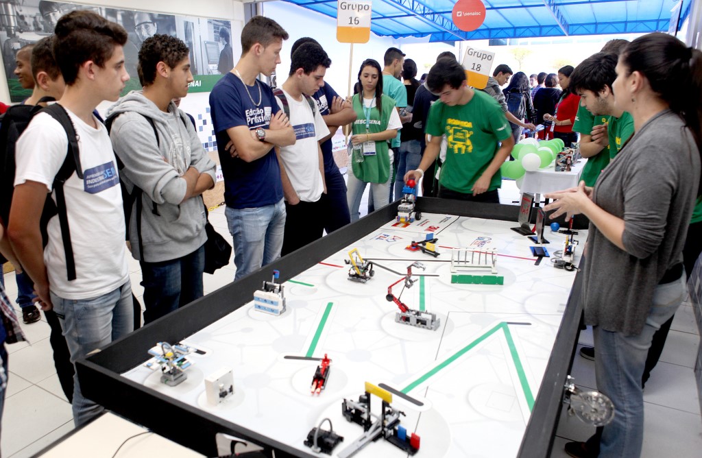 SENAI promove centenas de oficinas gratuitas no Vale do Itajaí