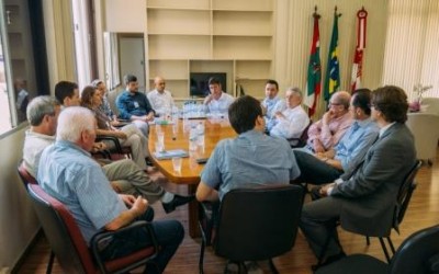 FIESC e autoridades do município visitam obra do SESI Indaial que deve ser concluída em junho/2017