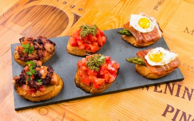 Ostras, bruschettas, carré de cordeiro e tortinha brûlée harmonizam com vinhos neste verão