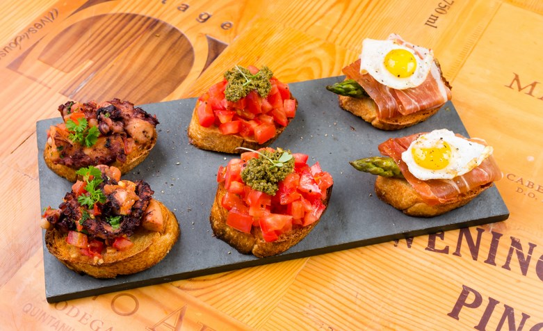 Ostras, bruschettas, carré de cordeiro e tortinha brûlée harmonizam com vinhos neste verão