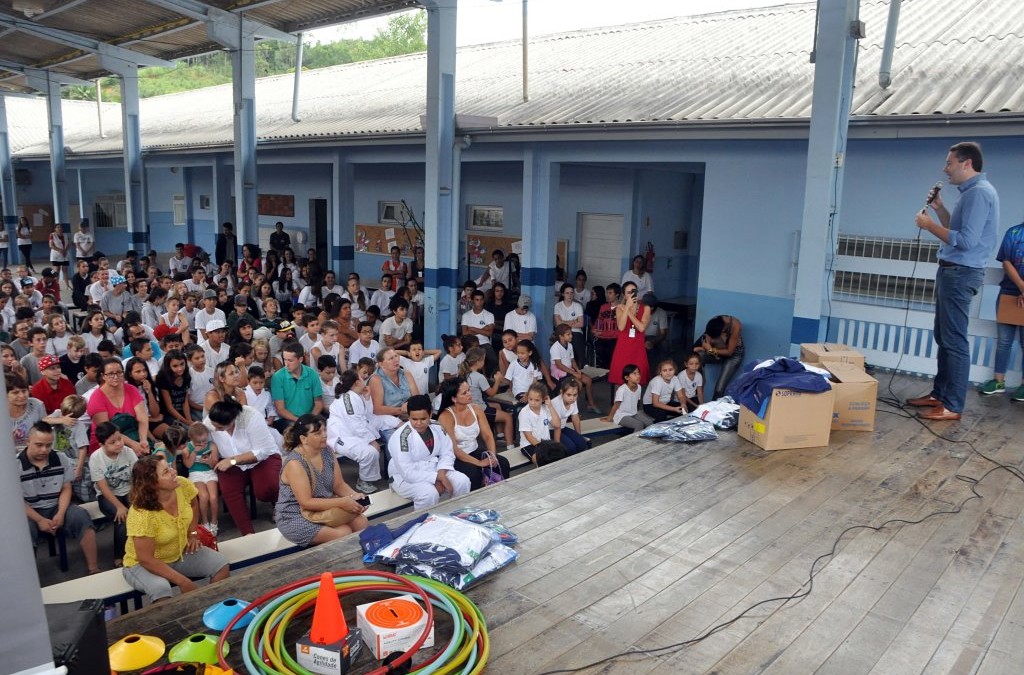 Alunos e professores do Paradesporto Escolar recebem uniforme e material esportivo da Unimed Blumenau
