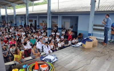 Alunos e professores do Paradesporto Escolar recebem uniforme e material esportivo da Unimed Blumenau