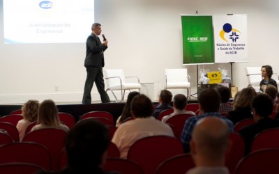 Especialistas defendem ergonomia como programa contínuo nas empresas em evento promovido pela Acib e SESI