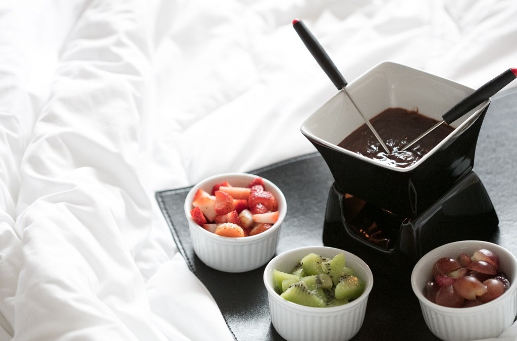 Fondue de chocolate aquece as noites dos casais apaixonados