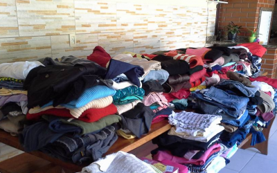Decanter Blumenau arrecada roupas para população carente da cidade