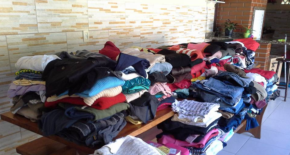 Decanter Blumenau arrecada roupas para população carente da cidade