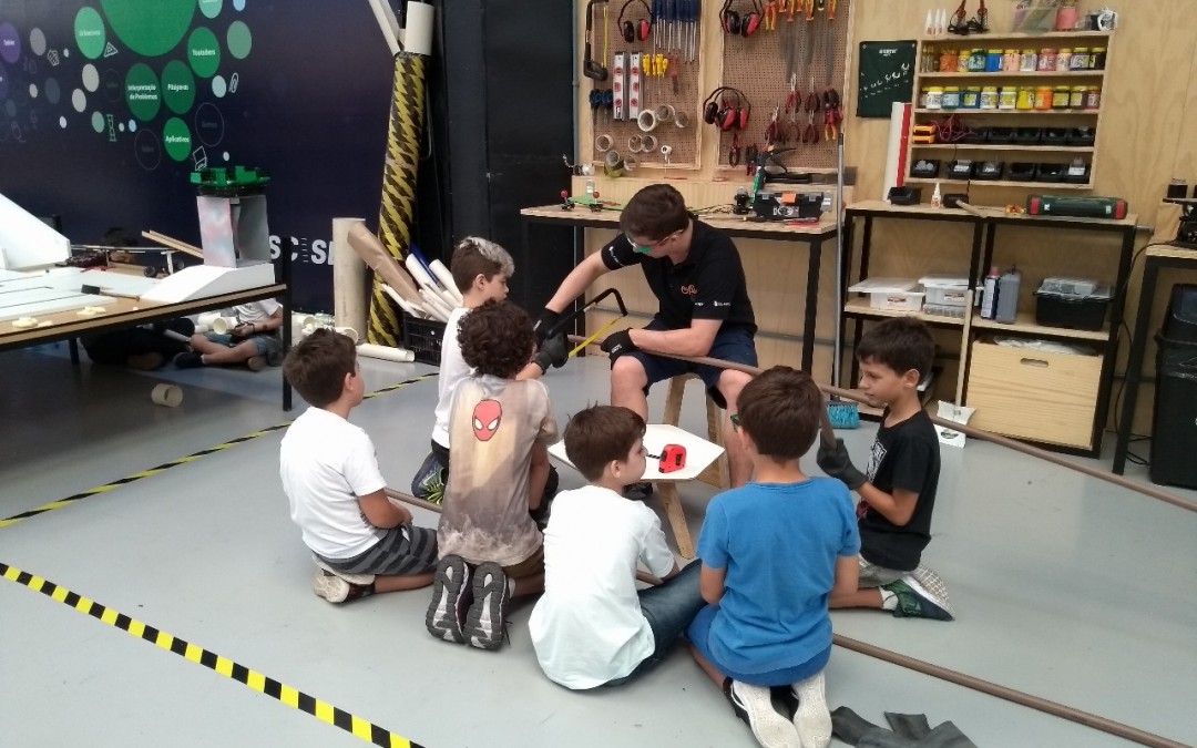 Espaço de Educação Maker do SESI de Blumenau promove feira de descobertas e invenções