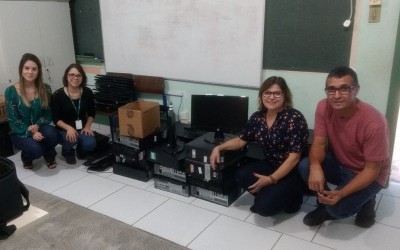 Unimed Blumenau doa computadores para escolas do município