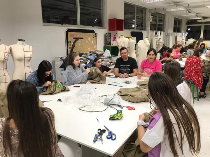 Campanha desapego: em parceria com a Polícia Rodoviária Federal, alunos da Faculdade SENAI de Blumenau realizam doação de uniformes antigos para pessoas vulneráveis