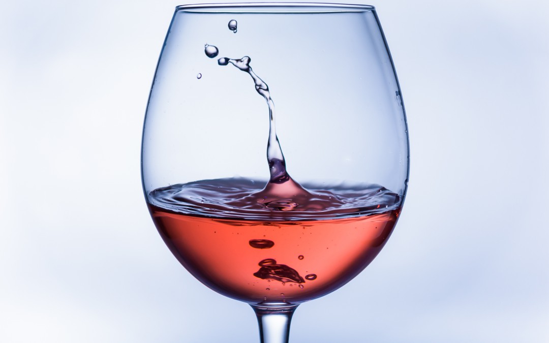 Vinhos brancos e laranjas: sommelier esclarece as diferenças entre eles