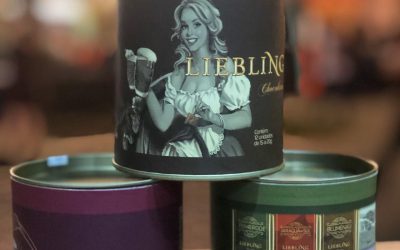 Faltando menos de um mês para o Natal, fábrica de chocolates blumenauense aposta em linha personalizada com temas regionais e natalinos