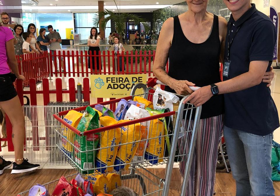 Shopping Park Europeu realiza entrega de mais de 400 kg de alimentos não perecíveis e rações para cachorros