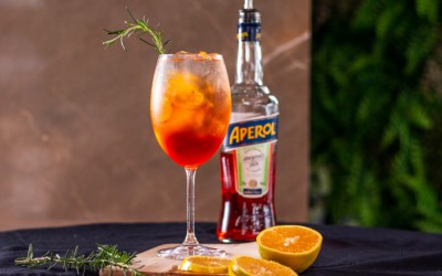 Aprenda a receita do drink Aperol Spritz, a base de espumante para curtir o Carnaval em casa