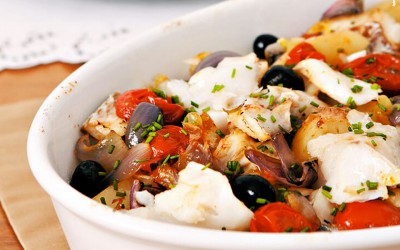 Para fazer em casa: aprenda a receita da Posta de Bacalhau com Azeite Aromatizado para a Páscoa