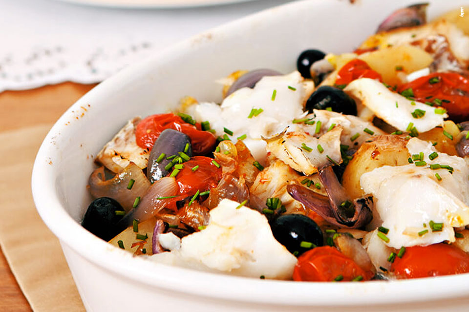Para fazer em casa: aprenda a receita da Posta de Bacalhau com Azeite Aromatizado para a Páscoa