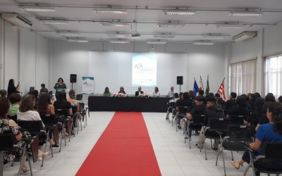 Jovens, voluntários, professores e empresas que participam do Programa Novos Caminhos são homenageados