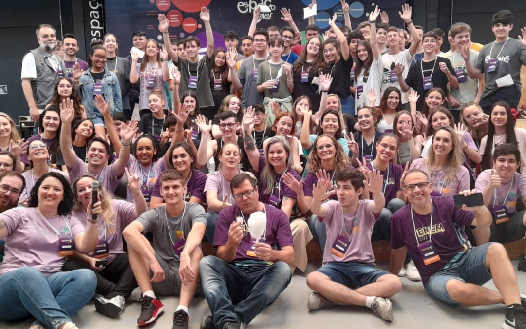 Desafio de conhecimento da Escola S reúne mais de 90 estudantes de Blumenau