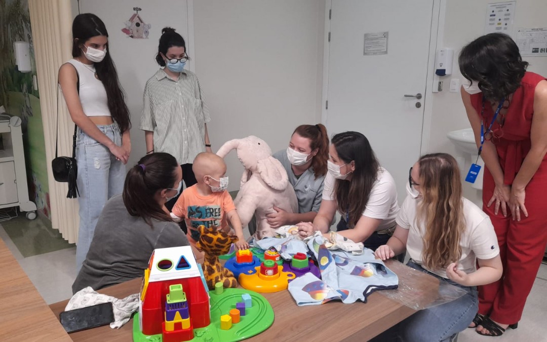 Crianças da ala oncológica no Hospital Santo Antônio recebem presentes confeccionados por alunos do UNISENAI