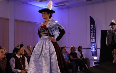 Releituras de trajes típicos germânicos são apresentados em Blumenau