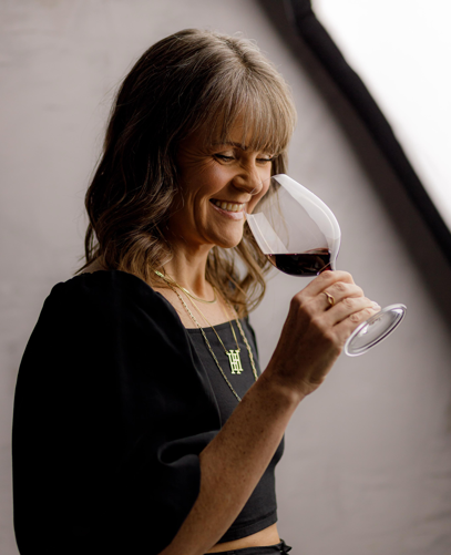 Heloisa Hermann Dallacorte: A maestria da conciliação entre vinho, moda e legado familiar