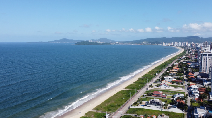 Piçarras já é referência no alto padrão e Penha desponta como próxima aposta de valorização